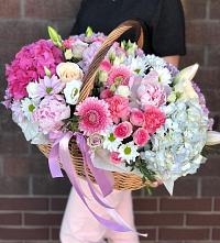 Композиция солнечный день в Кузнецах Цветочная композиция из Розы, Хризантемы, Пионы и Лизиантусы в корзине в Кузнецах