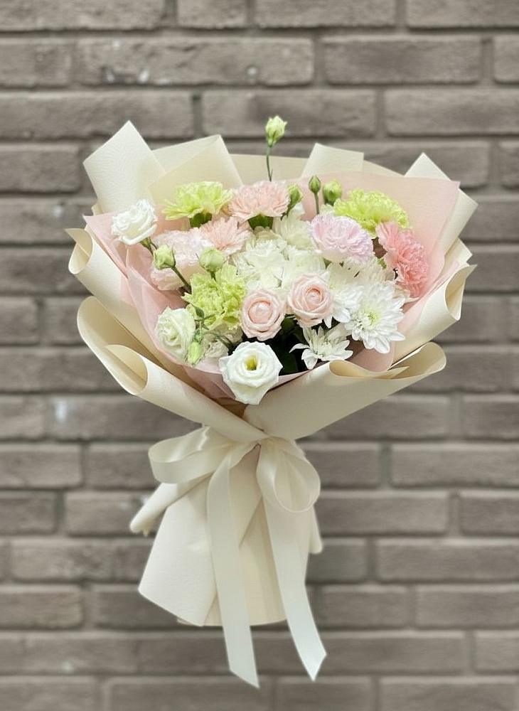 Букет цветов из: Гвоздики, Розы, Лизиантусы и Хризантемы в Кузнецах