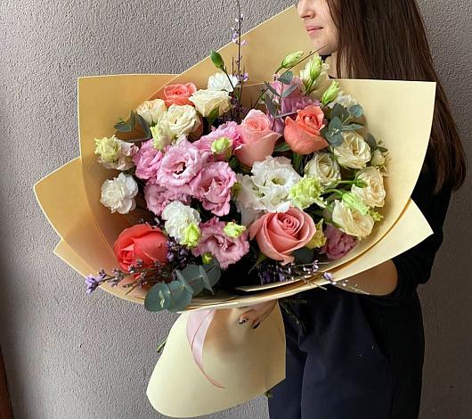 Букет цветов из: Розы, Лизиантусы и Гвоздики в Кузнецах